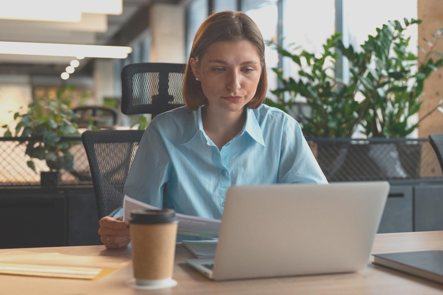 Équipe collaborative travaillant sur des stratégies SEO innovantes